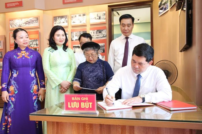 Bí thư Tỉnh ủy Bắc Ninh Nguyễn Hồng Thái ghi sổ lưu bút.