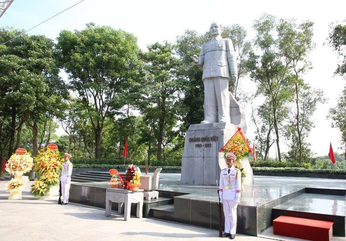Tượng đài đồng chí Hoàng Quốc Việt.
