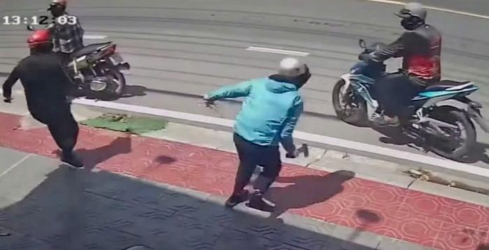 Rồi nhanh chóng chạy ra xe của đồng phạm để phóng khỏi hiện trường...