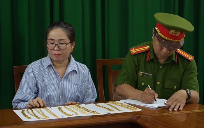 Cơ quan Công an tiến hành trao trả số tài sản thu hồi được cho bị hại.
