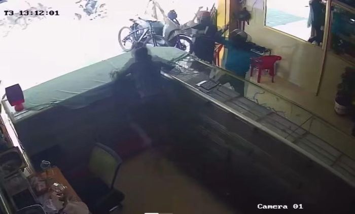 Nhóm đối tượng cầm búa đập làm vỡ tủ kính rồi vơ vét một số lượng vàng lớn.