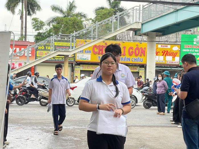 Thời tiết và giao thông tại Hà Nội sáng nay tương đối thuận lợi cho học sinh di chuyển đến các điểm thi.