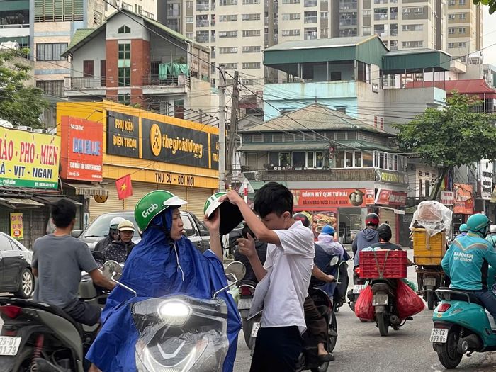 Phụ huynh đưa con đến điểm thi, dặn dò con bình tĩnh làm bài thi.
