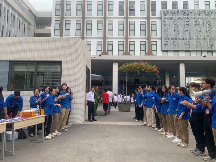 Lực lượng tình nguyện viên đã có mặt từ sáng sớm "tiếp sức" cho thí sinh bước vào môn thi đầu tiên.