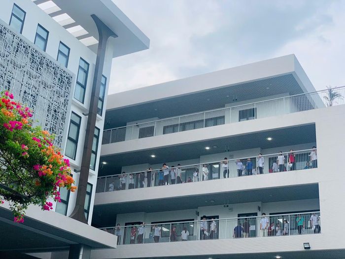 Học sinh thi tại điểm thi Trường THPT Đỗ Mười, ngôi trường mới khang trang trên địa bàn phường Yên Sở.