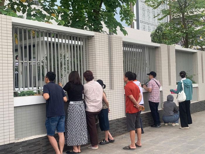 Phụ huynh dõi theo con vào phòng thi, thấp thỏm chờ con trước cổng trường.
