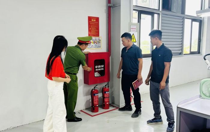 Chủ động mua sắm, lắp đặt thiết bị phòng cháy chữa cháy là góp phần giảm thiểu thiệt hại khi có cháy nổ xảy ra.