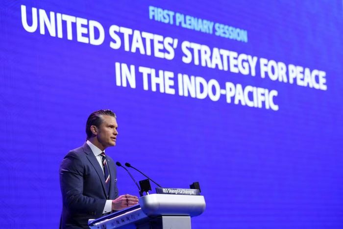 Bộ trưởng Pete Hegseth phát biểu tại Đối thoại Shangri-La 2026. Ảnh SCMP.
