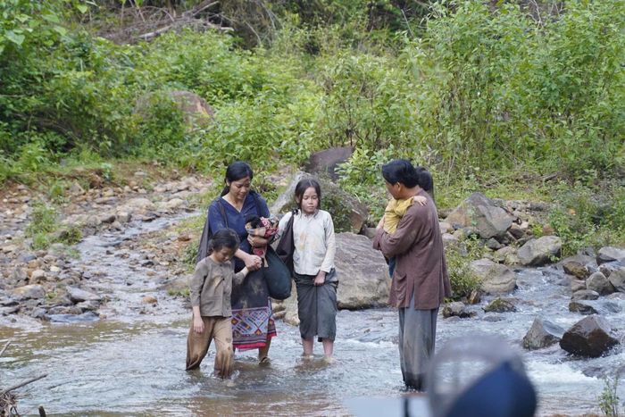 Hậu trường một cảnh quay về hành trình nhân vật Nguyễn Thành (bí danh P1) đưa vợ con vượt biên sang Lào.