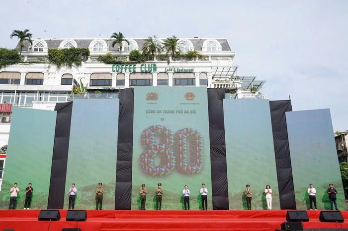 Thứ trưởng Lê Quốc Hùng và các đại biểu thực hiện nghi thức khởi động dự án sản xuất 80 sản phẩm truyền thông của Công an Thủ đô.