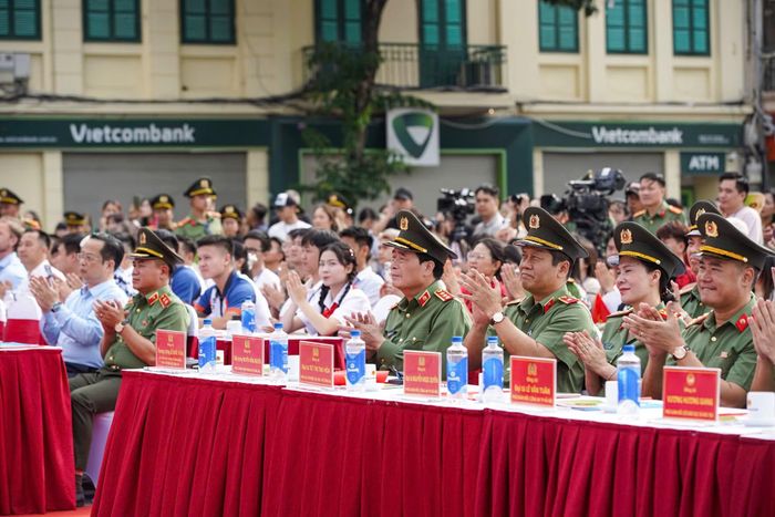 Các đại biểu tham dự buổi lễ.