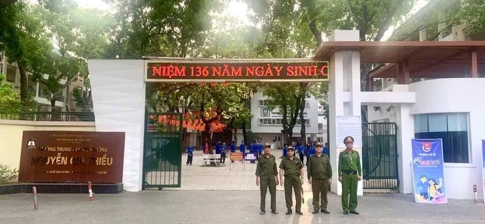 Tổ công tác Công an phường Bồ Đề đảm bảo ANTT, TTATGT trước cổng trường THPT Nguyễn Gia Thiều.