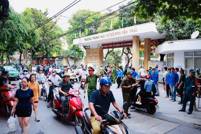 Do kỳ thi diễn ra vào ngày nghỉ nên nhiều thí sinh được cả bố, mẹ đưa đi thi.