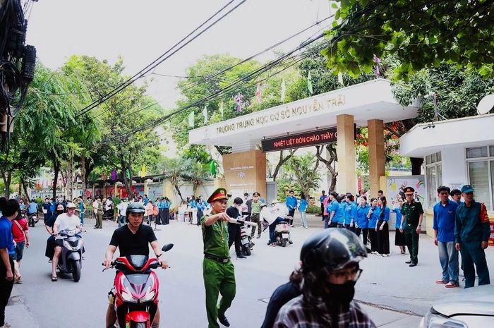 Cảnh sát trật tự phối hợp với các lực lượng chức năng, đoàn thể tham gia điều tiết phân luồng giao thông.