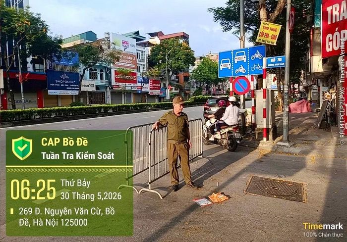 Một chốt của tổ công tác Công an phường Bồ Đề được lập tại tuyến đường Nguyễn Văn Cừ từ sáng sớm.