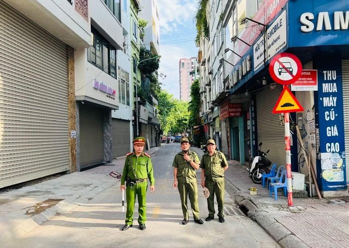 Ngay từ sáng sớm, tổ công tác Công an phường Bồ Đề đã lập chốt tại các con ngõ quanh điểm thi.
