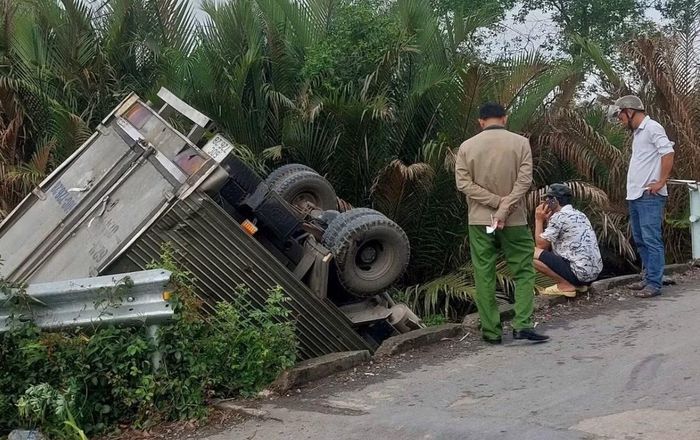 Hiện trường vụ xe tải va chạm với thành cầu rồi rơi xuống kênh.