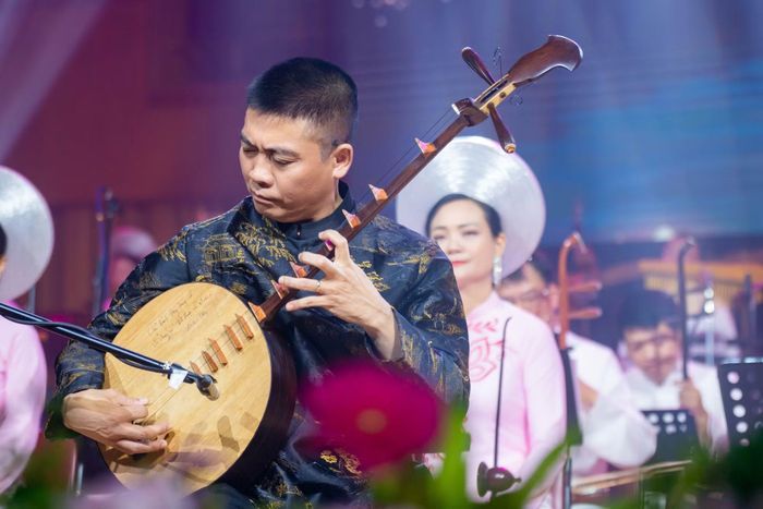 NSND Cồ Huy Hùng biểu diễn trong đêm hòa nhạc.