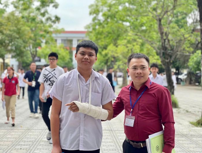 Niềm vui của em Trần Tuấn Kiệt sau khi hoàn thành bài thi môn Ngữ văn.