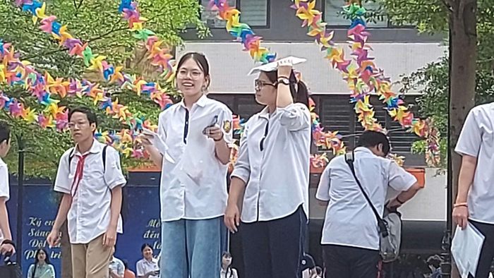 Thí sinh tại điểm thi Trường THCS Trần Duy Hưng hoàn thành môn thi đầu tiên trong Kỳ thi vào lớp 10.
