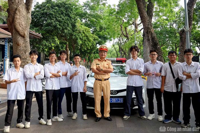Tại không gian trưng bày của lực lượng CSGT Hà Nội, người dân đến tham quan có thể chiêm ngưỡng các phương tiện, thiết bị nghiệp vụ chuyên dụng phục vụ công tác tuần tra, kiểm soát, xử lý vi phạm và dẫn đoàn như dàn mô tô Honda Gold Wing - phương tiện đặc chủng hiện đại thường được sử dụng trong đội hình dẫn đoàn, bảo đảm an ninh, an toàn các sự kiện chính trị, ngoại giao quan trọng.