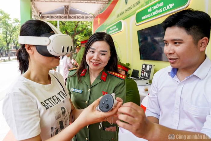 Tiến sâu hơn vào chuỗi hành trình, người dân sẽ bước vào một không gian "Chuyển đổi số", nơi khắc họa rõ nét hình ảnh lực lượng Công an Thủ đô tinh nhuệ trong kỷ nguyên 4.0 khi được trực tiếp tương tác đàm thoại hai chiều với Robot Trợ lý ảo AI qua tổng đài 1900.0113 để nghe hướng dẫn thủ tục hành chính tự động. Bằng việc đeo kính thực tế ảo (VR), người dân có thể dạo bước tham quan "Bảo tàng số Công an Hà Nội" ở góc nhìn 360 độ.