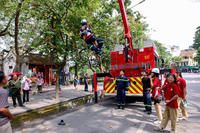 Các em nhỏ được trực tiếp bước lên giỏ xe thang, trải nghiệm các thiết bị cứu nạn, cứu hộ chuyên dụng. Xe thang sẽ được đưa lên độ cao hơn 30m, nhìn toàn cảnh hồ Gươm