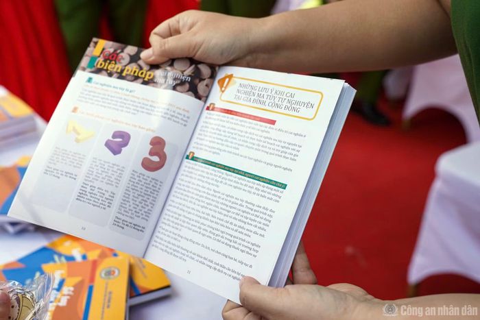 Lực lượng chức năng đã tuyên truyền về những hệ lụy nghiêm trọng của ma túy đối với sức khỏe, tinh thần, hạnh phúc gia đình và trật tự an toàn xã hội; đồng thời phổ biến các quy định của pháp luật liên quan đến công tác phòng ngừa, đấu tranh với tội phạm và tệ nạn ma túy.