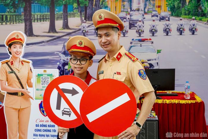 Bên cạnh hoạt động tham quan, cán bộ CSGT trực tiếp hướng dẫn người dân nhận biết hệ thống biển báo giao thông đường bộ, phổ biến các quy định của pháp luật về trật tự, an toàn giao thông, đồng thời chia sẻ những kỹ năng cơ bản giúp tham gia giao thông an toàn, văn minh.