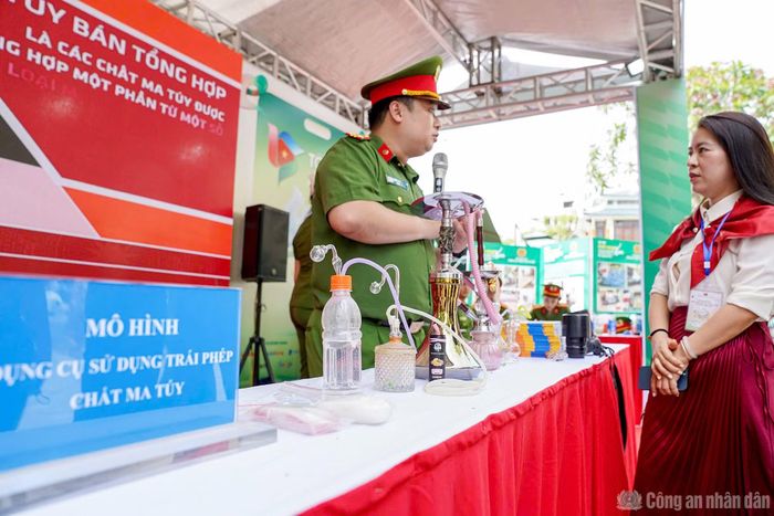 Hoạt động còn tạo điều kiện để người dân trao đổi, đặt câu hỏi với cán bộ chuyên trách về các dấu hiệu nhận biết người sử dụng ma túy, kỹ năng phòng tránh các nguy cơ từ ma túy và trách nhiệm của mỗi cá nhân trong việc tham gia tố giác tội phạm, xây dựng môi trường sống lành mạnh, an toàn.