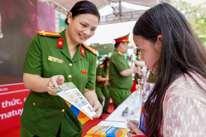 Các bạn nhỏ không khỏi bỡ ngỡ khi lần đầu được nghe các cô chú Công an nói về tác hại của ma túy.