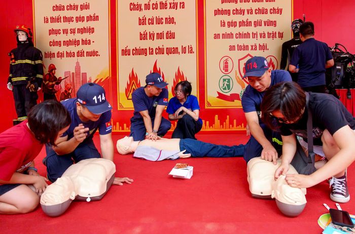 Đối với mỗi đám cháy khi xảy ra, công tác cứu nạn, sơ cứu cho nạn nhân là hết sức quan trọng. Các cán bộ, chiến sĩ Cảnh sát PCCC và CNCH Công an TP Hà Nội đã trực tiếp hướng dẫn cho người dân thao tác sơ cứu.