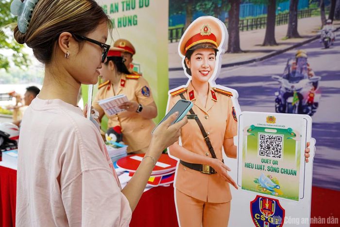 Cũng trong khuôn khổ sự kiện, đông đảo người dân đã tích cực quét mã QR để đăng ký tham gia Cuộc thi sáng tạo video clip “Tổ quốc bình yên”, góp phần lan tỏa thông điệp xây dựng văn hóa giao thông an toàn, văn minh trong cộng đồng. Đây không chỉ là một sự kiện văn hóa - truyền thông, “Tổ quốc bình yên” còn là nơi kết nối giữa lực lượng Công an nhân dân với nhân dân bằng những câu chuyện đời thường, những trải nghiệm công nghệ hiện đại và những thông điệp tích cực lan tỏa trên không gian số.