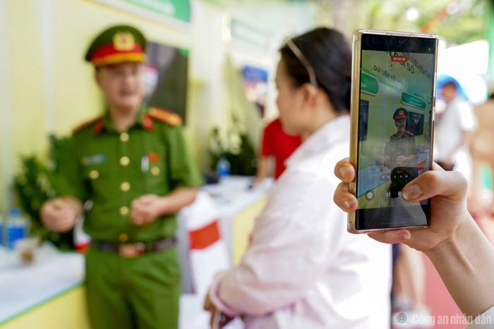 Người dân cũng sẽ được trực tiếp mục sở thị sức mạnh của Hệ thống Camera AI tự động nhận diện biển số và lỗi vi phạm giao thông - một mảnh ghép liên kết chặt chẽ với ứng dụng iHanoi và trải nghiệm bấm nút khẩn cấp trên hệ thống phòng chống cướp ngân hàng tự động đầy kịch tính.