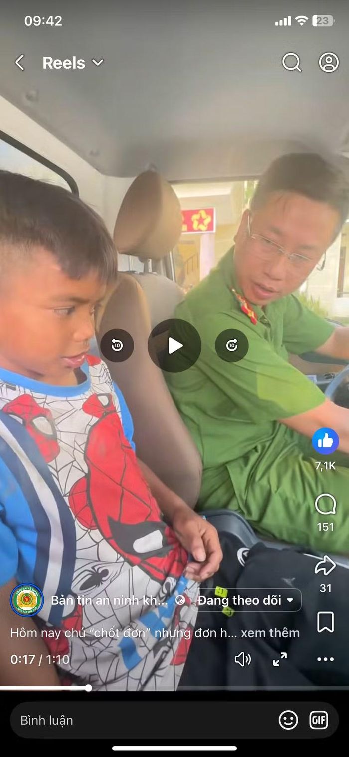 Video "chốt đơn" mua dép, quần áo cho cậu bé đi chân đất đến Công an xã Kbang làm căn cước lan tỏa yêu thương cũng được sự tương tác lớn của cộng đồng mạng.