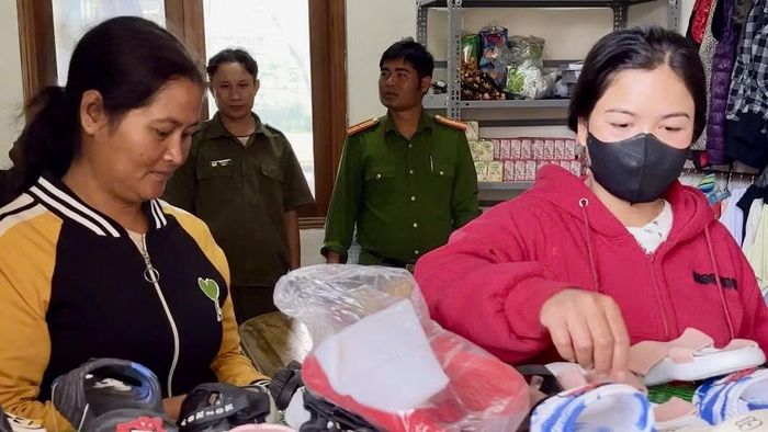 "Gian hàng hạnh phúc" là sáng kiến của Hội phụ nữ Công an xã Kbang đã kết nối các Mạnh Thường Quân đến với bà con còn gặp khó khăn trong cuộc sống cũng được lan tỏa trên fanpage của Công an xã Kbang.