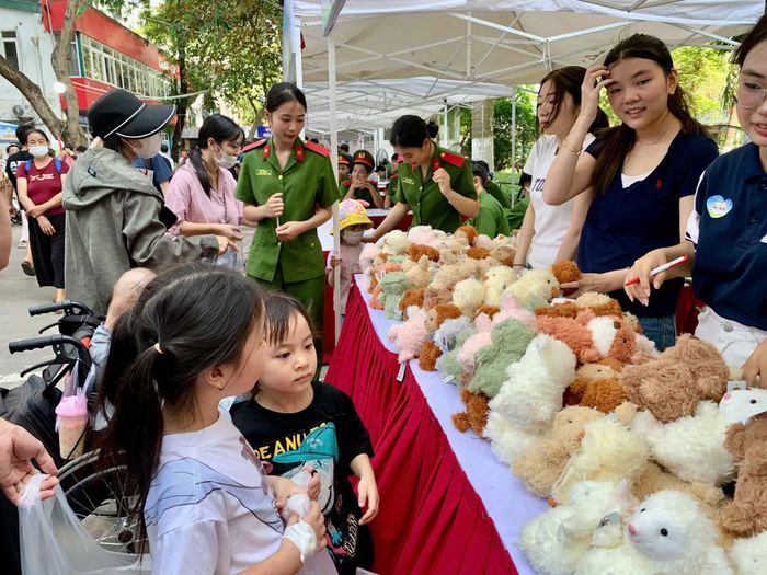 Háo hức chọn quà.