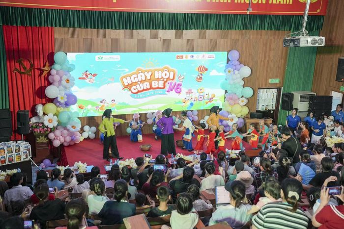 Một tiết mục vui nhộn do các em bé đang điều trị tại Bệnh viện Nhi Trung ương biểu diễn.