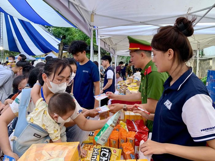 Các cháu bé được cha mẹ đưa đến hội chợ trong khuôn viên bệnh viện để nhận quà.