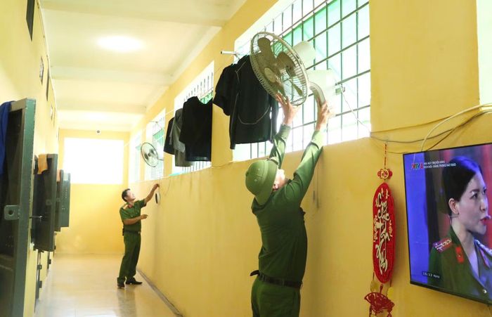 Đơn vị còn lắp thêm hệ thống quạt tại hành lang để giảm nhiệt trong những ngày hè.