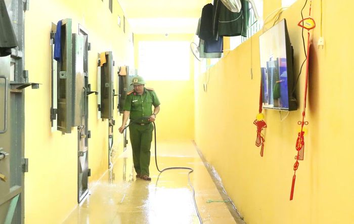 Thường xuyên tưới nước khu vực hành lang để làm mát không khí.