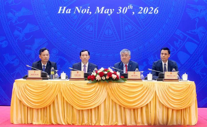 Các đồng chí chủ trì họp báo.