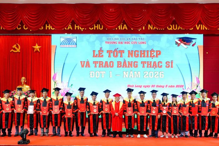  PGS.TS. Lương Minh Cừ, Hiệu trưởng Trường Đại học Cửu Long trao bằng tốt nghiệp, chúc mừng các tân thạc sĩ. 