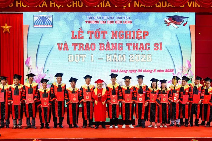  PGS.TS. Lương Minh Cừ, Hiệu trưởng Trường Đại học Cửu Long trao bằng tốt nghiệp, chúc mừng các tân thạc sĩ. 