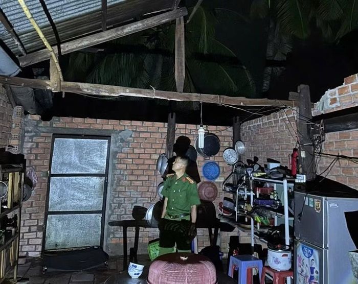 Công an xã kiểm tra nhà dân thống kê thiệt hại sau mưa lớn kèm dông lốc.