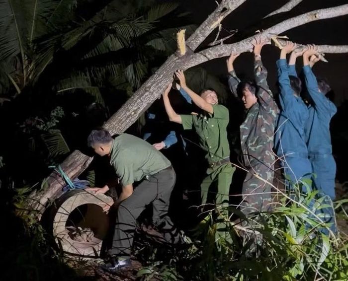 Thời tiết khắc nghiệt, trong đêm tối cán bộ chiến sĩ Công an xã không quản khó khăn để giúp dân.
