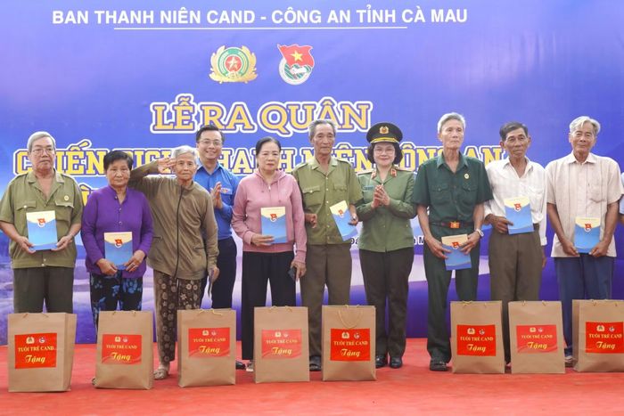 Ban Tổ chức trao biển tượng trưng tổng nguồn lực gần 1,3 tỷ đồng để thực hiện các công trình, phần việc thanh niên và hoạt động an sinh xã hội trên địa bàn tỉnh Cà Mau.