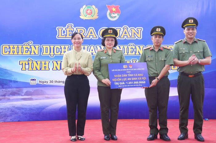 Ban Tổ chức trao biển tượng trưng tổng nguồn lực gần 1,3 tỷ đồng để thực hiện các công trình, phần việc thanh niên và hoạt động an sinh xã hội trên địa bàn tỉnh Cà Mau.