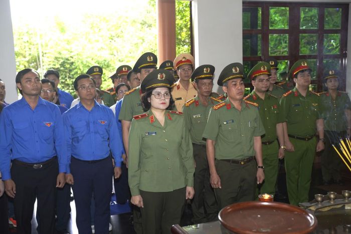 Đoàn đại biểu dâng hương tại Nhà tưởng niệm Chủ tịch Hồ Chí Minh.