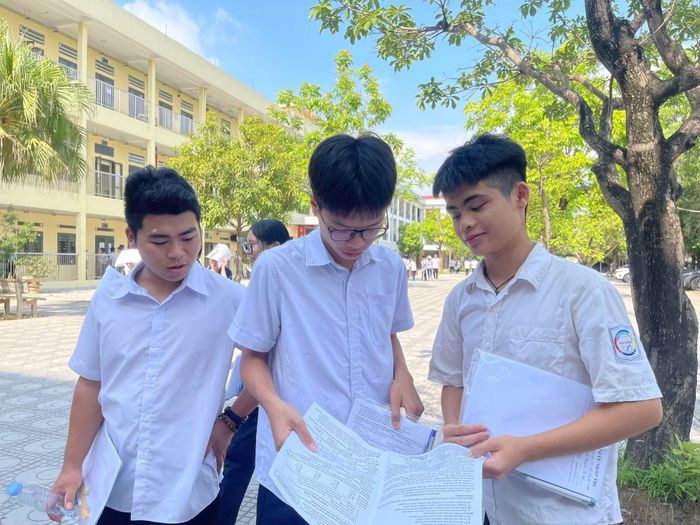 Thí sinh thảo luận sau khi môn thi tiếng Anh kết thúc.